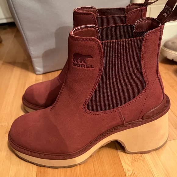 WOMEN'S HI-LINE™ HEEL CHELSEA BOOT - Picture 2 of 5